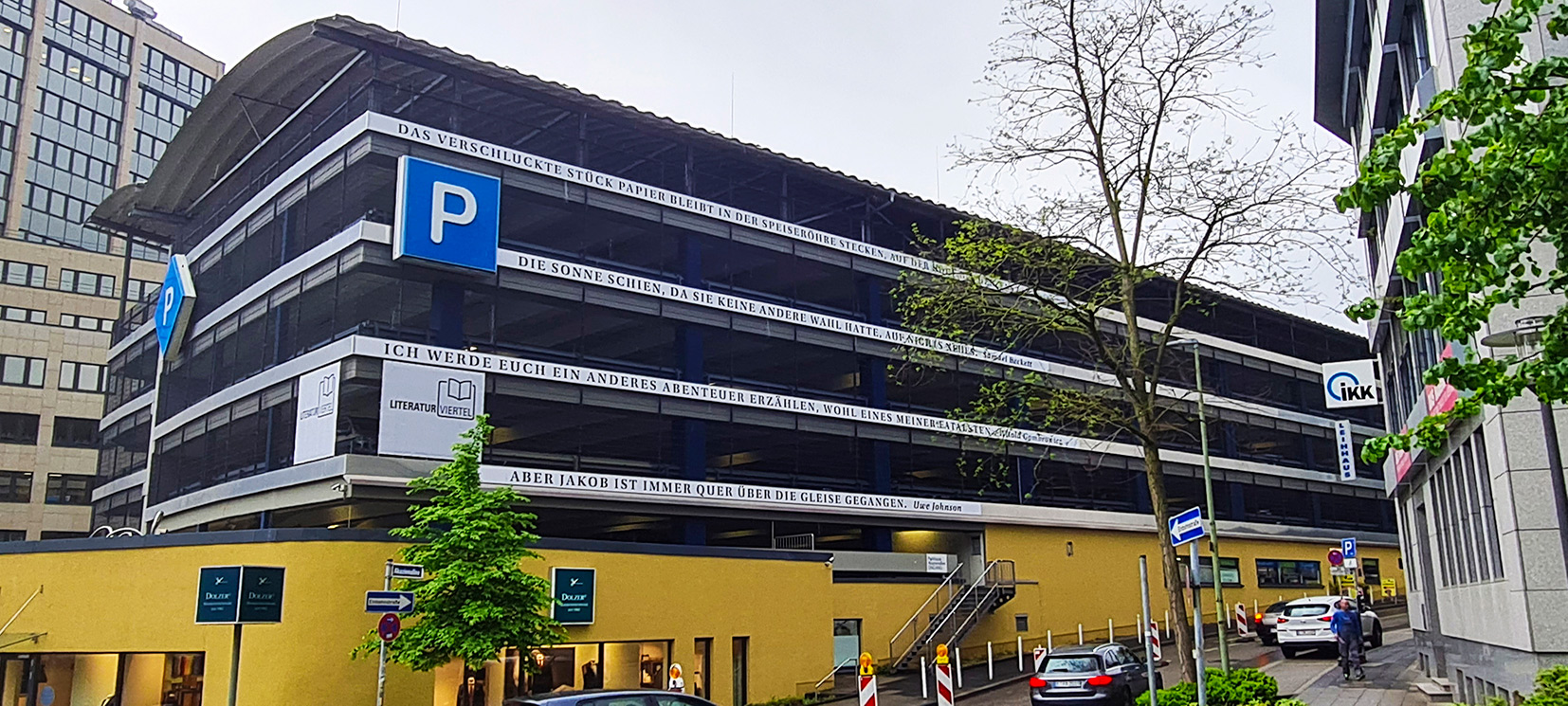 Parkhaus an der Akazienallee in Essen, gestaltet mit Anfängen von vier Romanen und dem Logo des Literatur-Viertels
