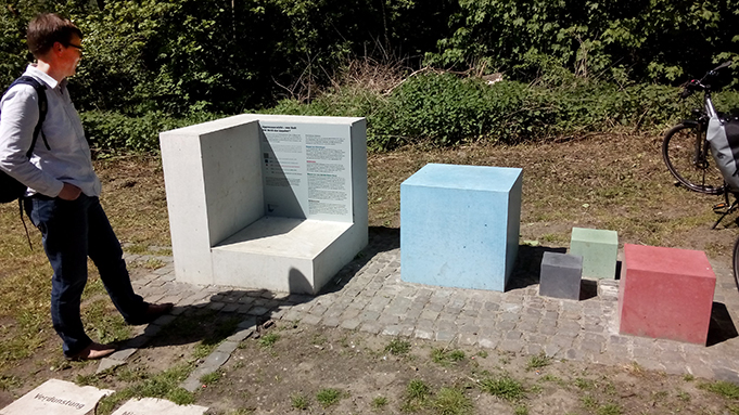 Eine Infostation auf dem Rundweg Lüner Lippeaue. Die Wassermengen sind durch Betonwürfel dargestellt.
